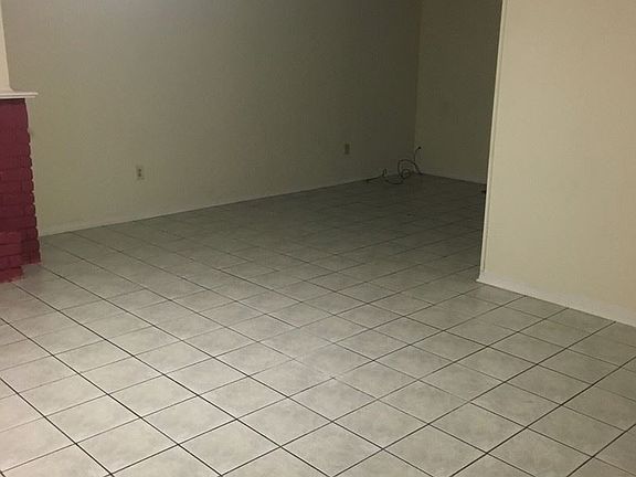 3rd image of 601 Bluebonnet Ct