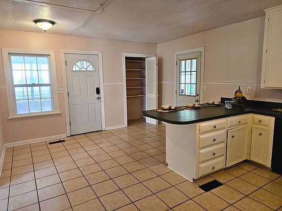 5th image of 818 Maple #0