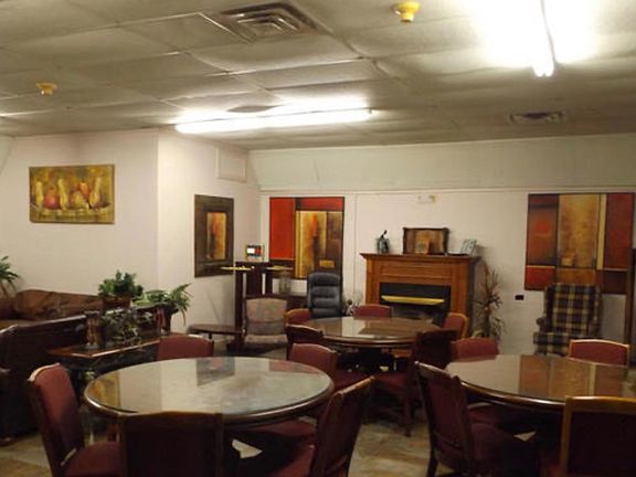 5th image of 452 E Chestnut St