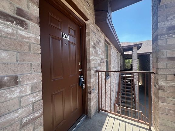 3rd image of 1204 E Lyon St #L106