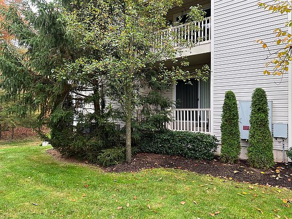 Bottom unit side patio