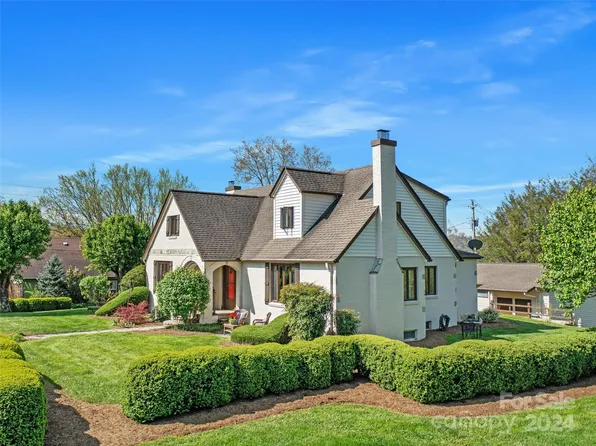 107 Academy St, Burnsville, NC 28714