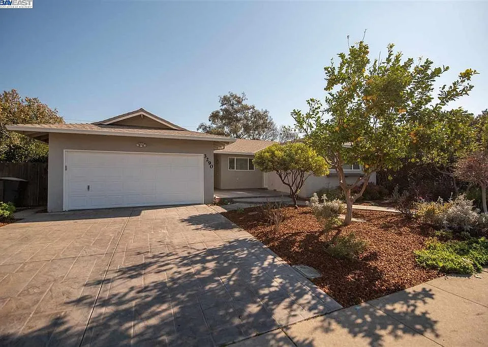3288 Cabrillo Dr