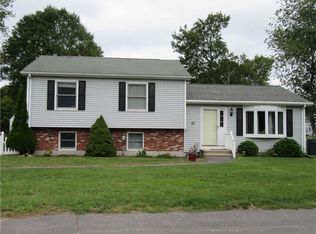 8 Lorraine Rd, Westerly, RI 02891