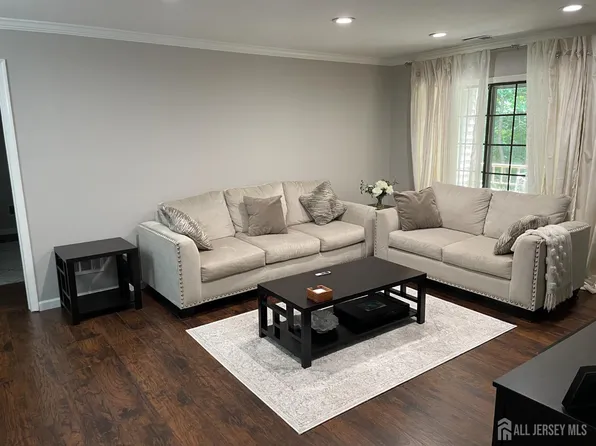 1306 Stoneridge Cir, Helmetta, NJ 08828