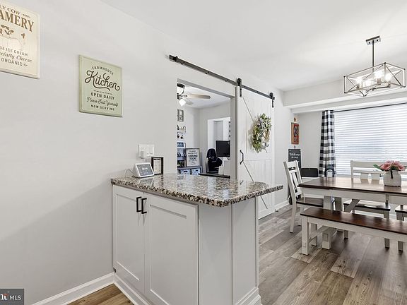 5th image of 22 Fitzwatertown Rd Unit C7