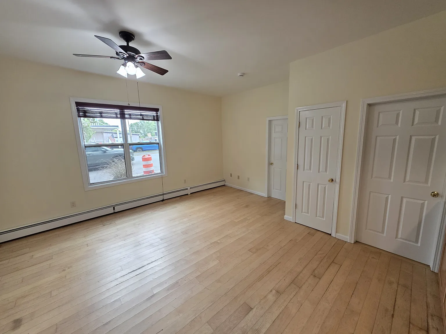  360 River St 1stFlr 1B/1B Spacious FreshPaint Hardwood PetsOK Laundry — Photo 4