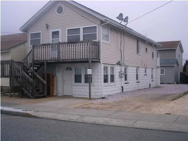 316 Webster Ave photo 1