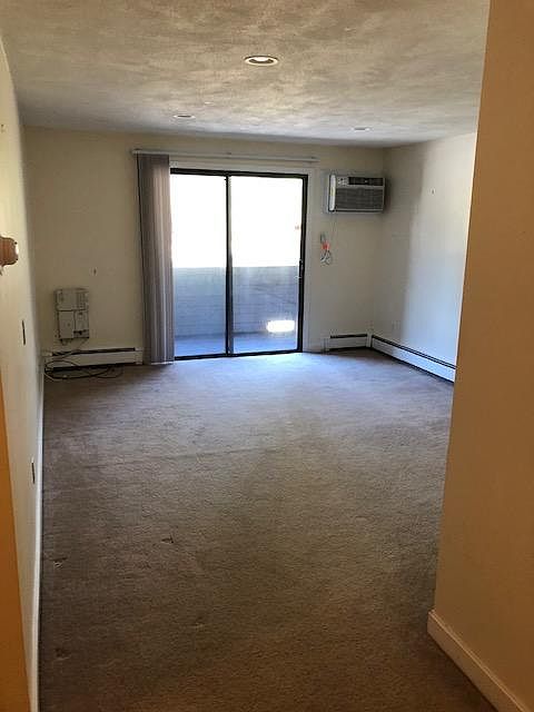 2nd image of 15 Davis Rd APT B4