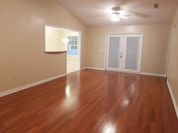 Living Room (picture take from foyer)