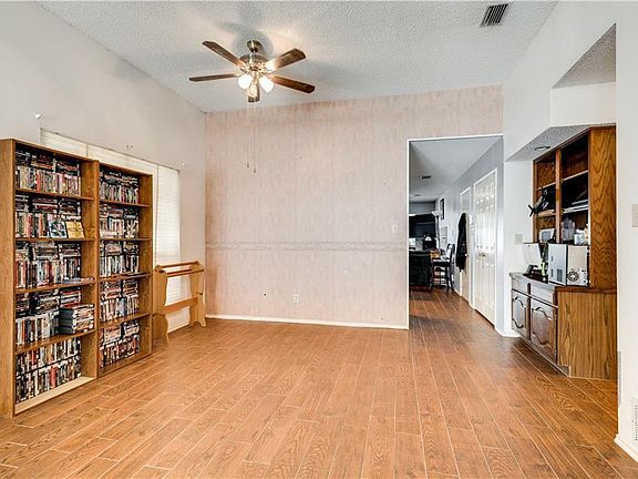 4th image of 997 Little Den Dr