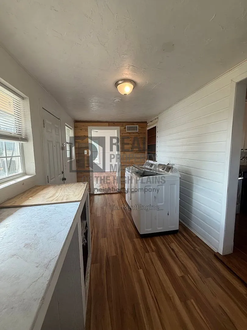 3 bed, 1.0 bath, 1074 sqft, $1,300 — Photo 3