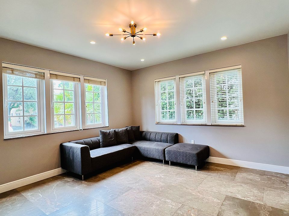 1st image of 215 Phoenetia Ave APT 4