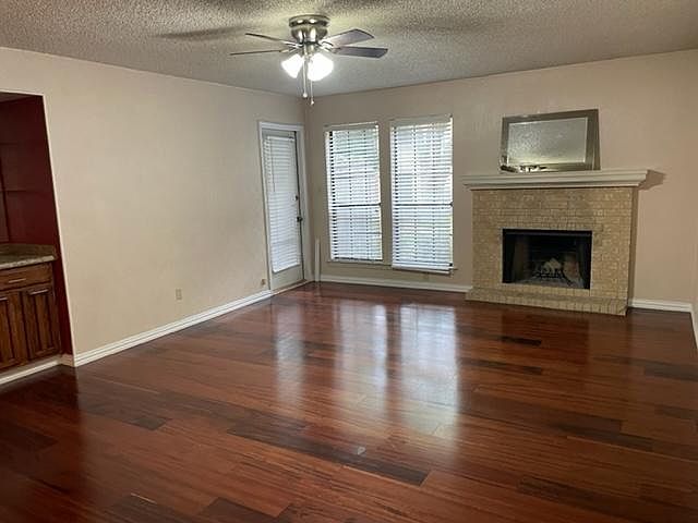 Living area /Fireplace