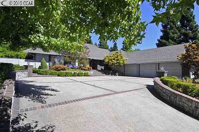 Expansive driveway