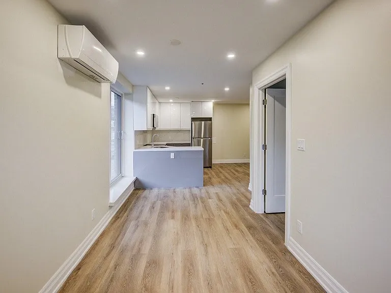 155 Charlton Ave E — Photo 9