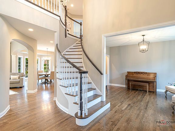 5th image of 212 Carriage Hill Cir