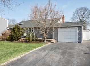 9 Ronald Ln, Commack, NY 11725