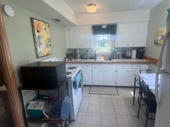 1 bed, 1.0 bath, 650 sqft, $1,150, 742 Elizabeth St, Oconomowoc, WI 53066