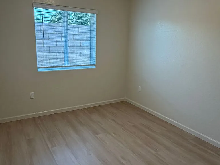 1060 Glass Ave — Photo 17