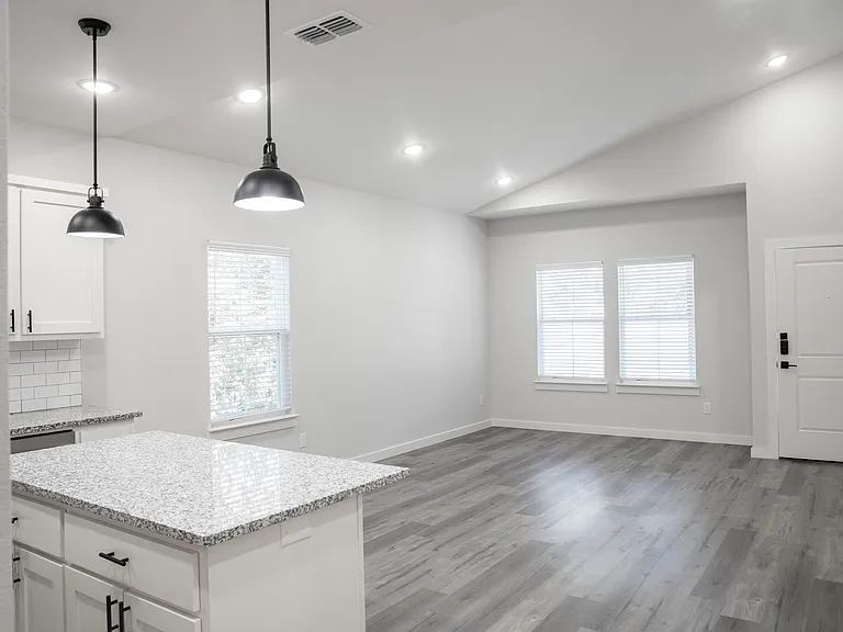716 E Chestnut St — Photo 5