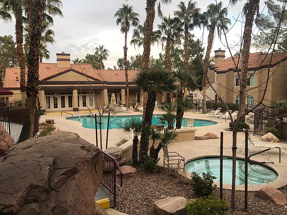The swimming Pool.
Gym, Spa, BBQ and Jacuzzi facilities,