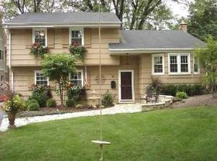 10 Oxford Ave, Clarendon Hills, IL 60514