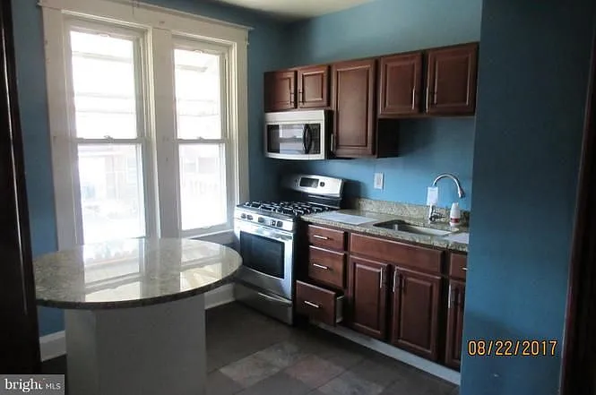 Spacious 3 BD / 2 BA Updated Townhouse with Off-Street Parking & Yard! — Photo 3