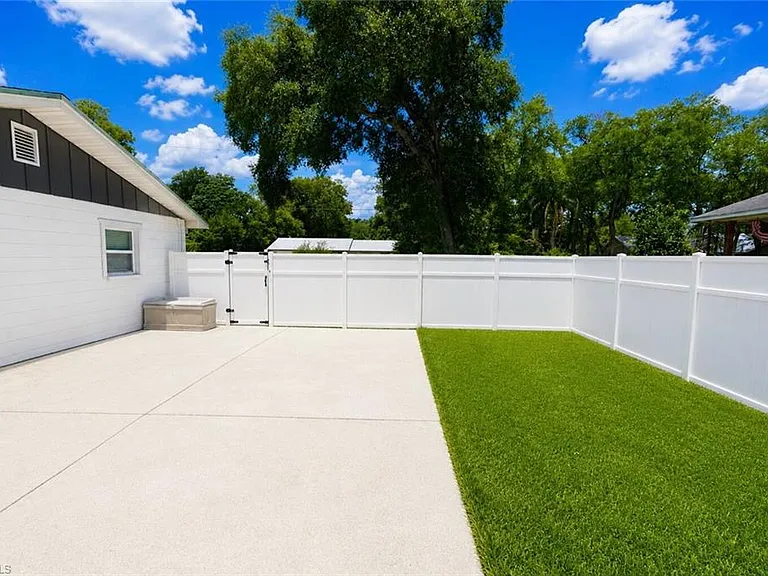 655 SW Pointview Rd — Photo 44