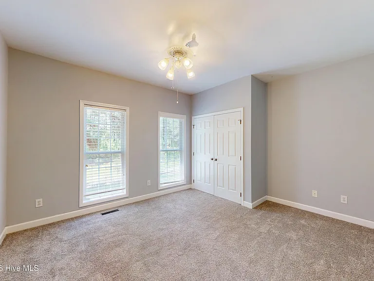 1140 Greenbriar Dr — Photo 29