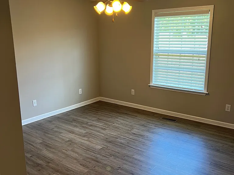 1037 Creekview Dr — Photo 7