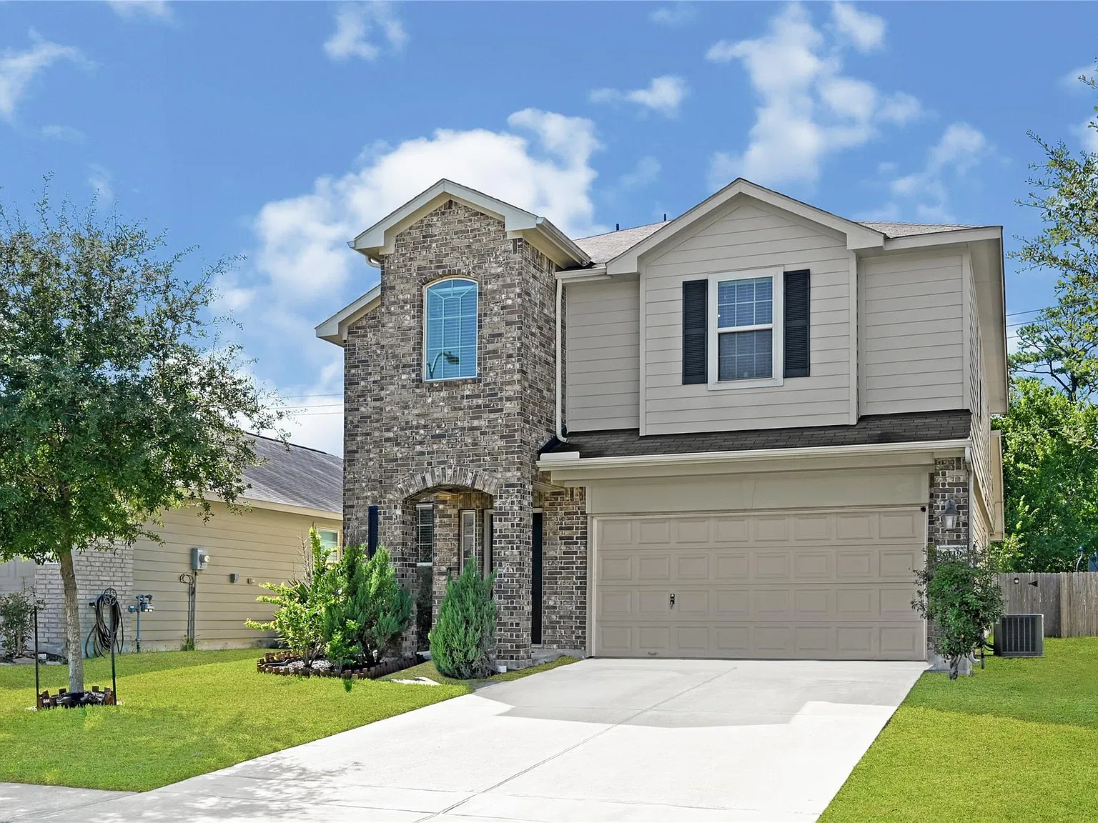 5 bed, 2.5 bath, 3279 sqft, $2,500 — Photo 1