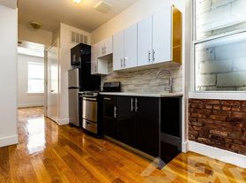 11 Humboldt St
