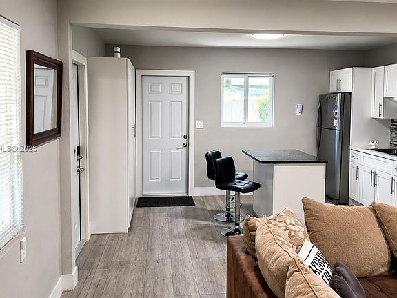 3rd image of 4017 SW 20th St