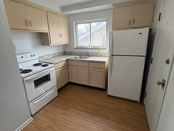 5th image of 1454 Russell Ave APT 1-3