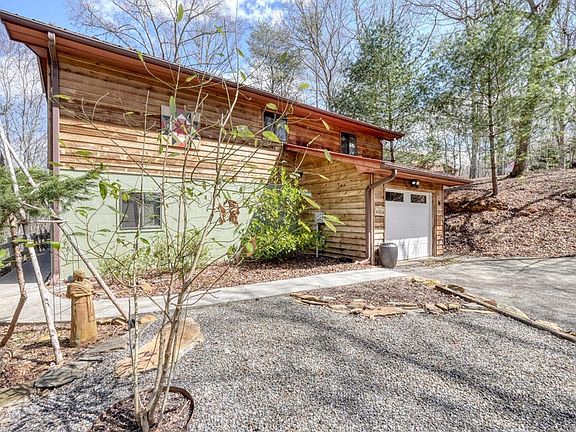 5th image of 9 Silver Maple Ln