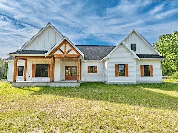 65 Marvel St, Swansea, MA 02777