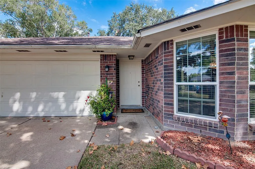 3 bed, 2.0 bath, 1520 sqft, $1,900 — Photo 2