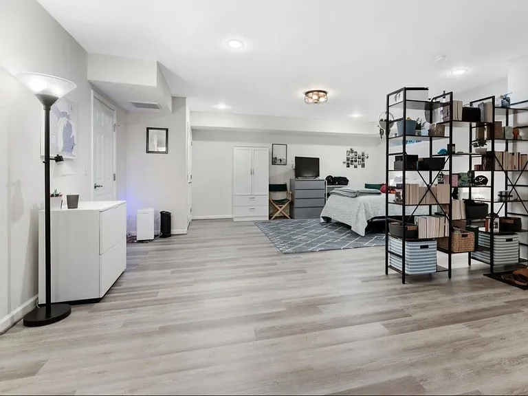 301 Courtney Cir — Photo 5