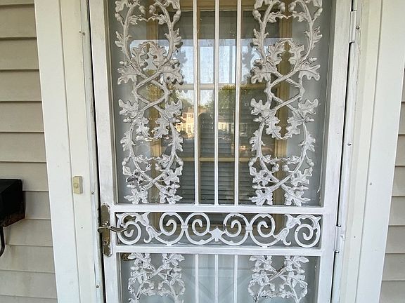 2nd image of 822 Carnaby Ct