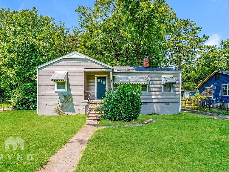 924 Parkway Dr — Photo 1