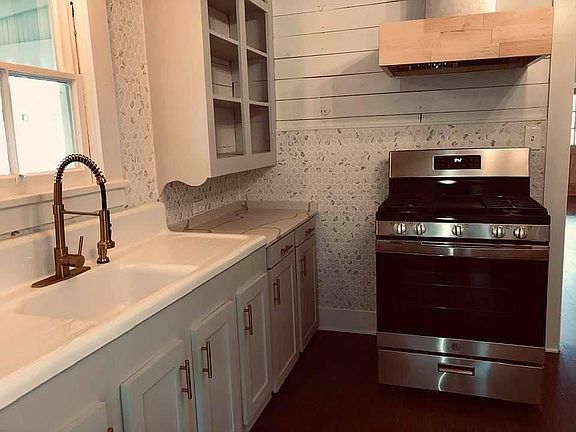 5th image of 907 W Saint Mary Blvd