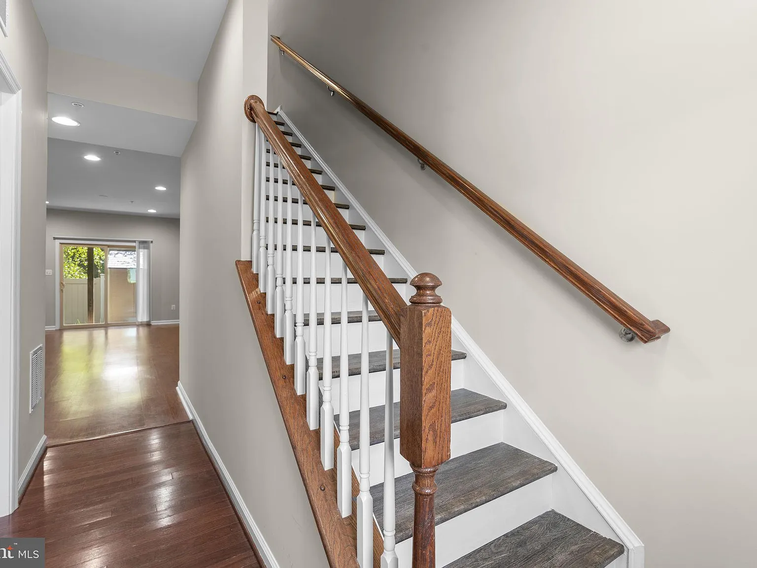 4 bed, 4.0 bath, 2220 sqft, $3,200 — Photo 3
