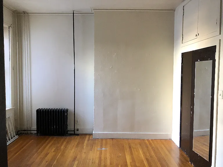 Large open main bedroom with spacious closet.