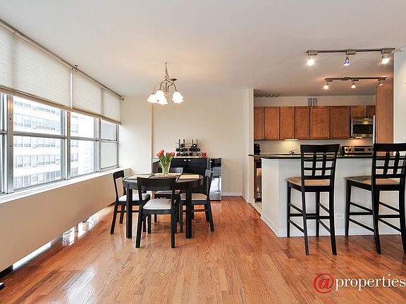 Breakfast Bar/Dining Room