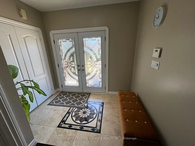57 Fallstar Cres — Photo 2