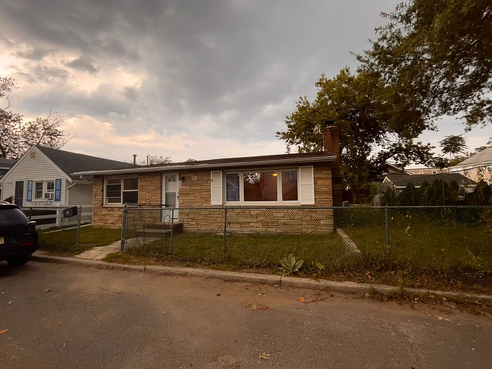 1st image of 24 Seaside Pl #1