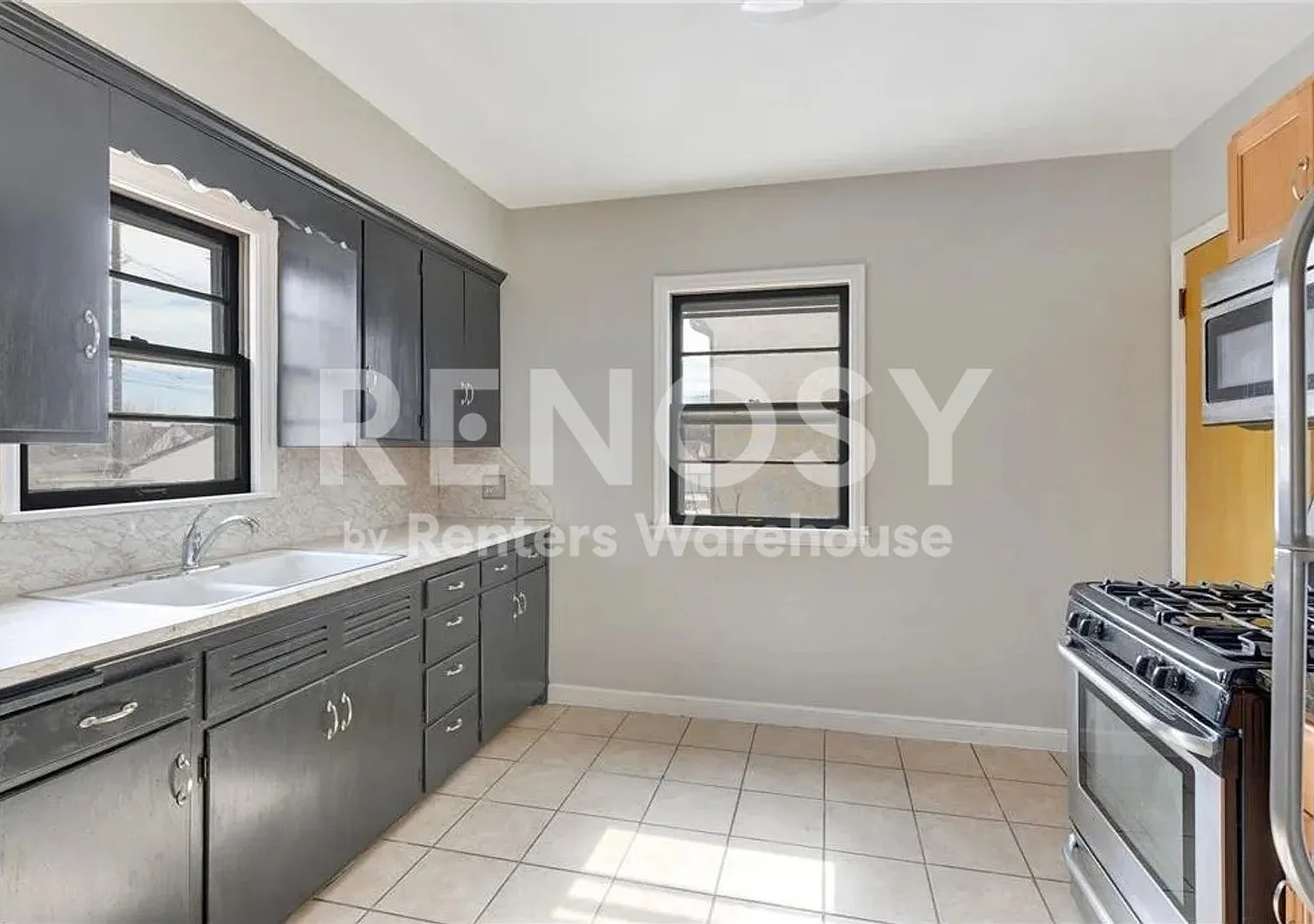 Available Now 3 Bedroom 1 Bath Single Family Home in Minneapolis — Photo 4