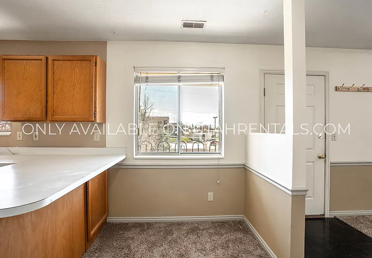 166 N 400 W #21 — Photo 3