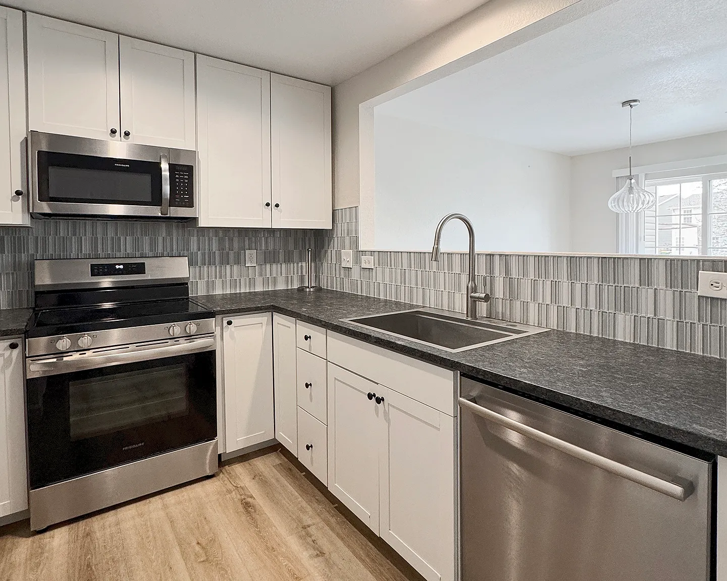 3 bed, 1400 sqft, $2,700 — Photo 2
